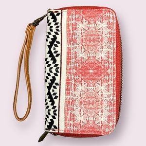 Patterned Women’s Wristlet Wallet
